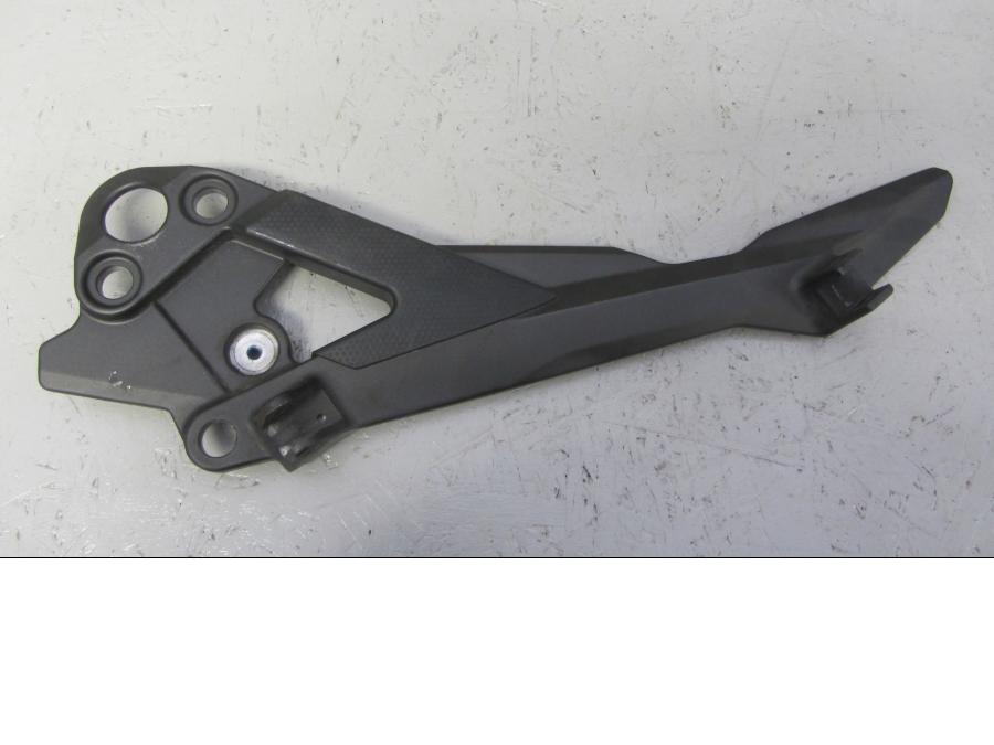 Framsidan på Fotpinnefäste från en Yamaha XJ 6 -2012 motorcykel.