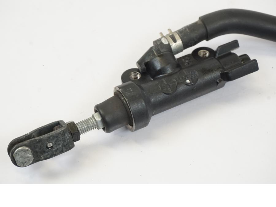 Snett uppifrån på Bromshuvudcylinder från en Yamaha MT-07 -2016 motorcykel.