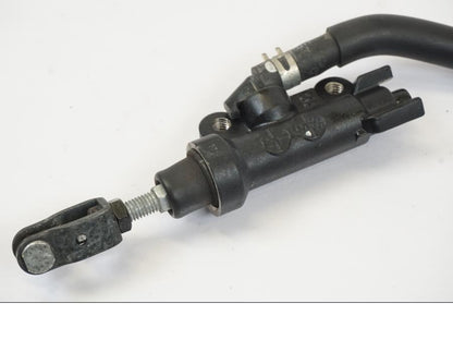 Snett uppifrån på Bromshuvudcylinder från en Yamaha MT-07 -2016 motorcykel.