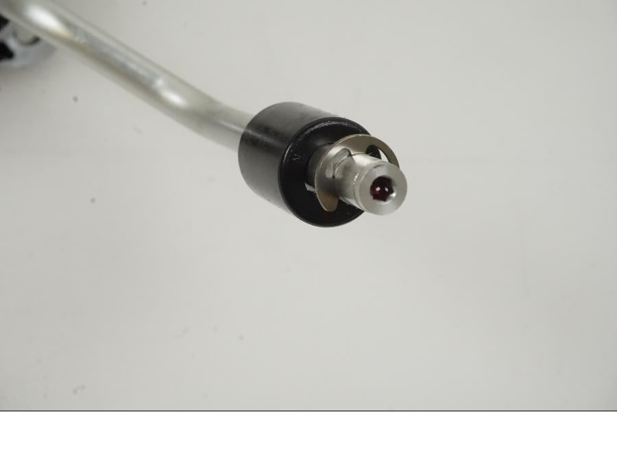 Vänster sida på Oljenivågivare från en KTM 1290 Super Duke -2019 motorcykel.