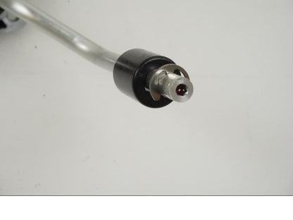 Vänster sida på Oljenivågivare från en KTM 1290 Super Duke -2019 motorcykel.