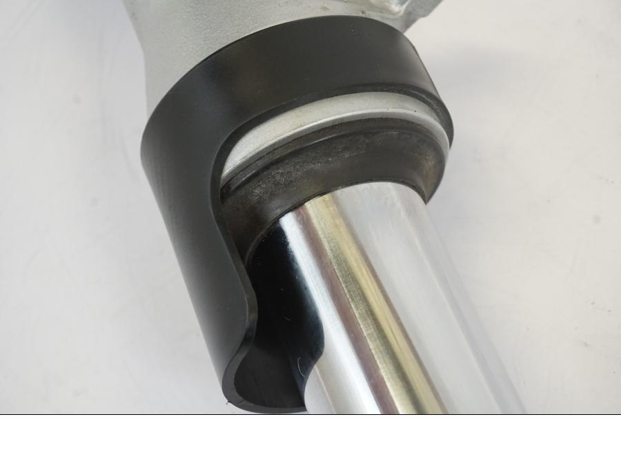 Snett nerifrån på Gaffelben från en Honda NT 700 -2008 motorcykel.