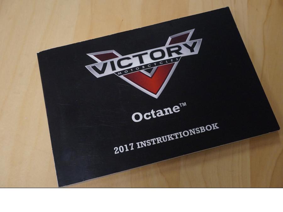 Framsidan på Instruktionsbok från en Victory Octane -2017 motorcykel.