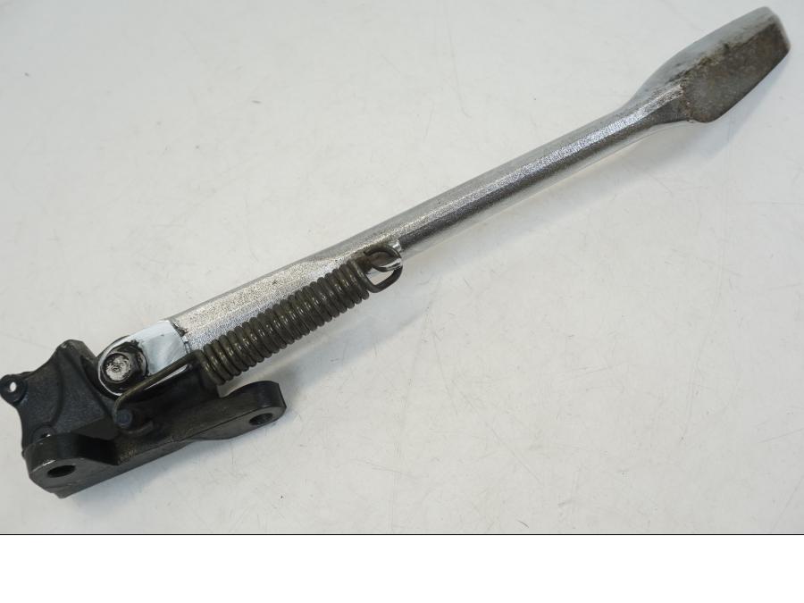 Snett nerifrån på Sidostöd från en Yamaha XV 1700 -2004 motorcykel.