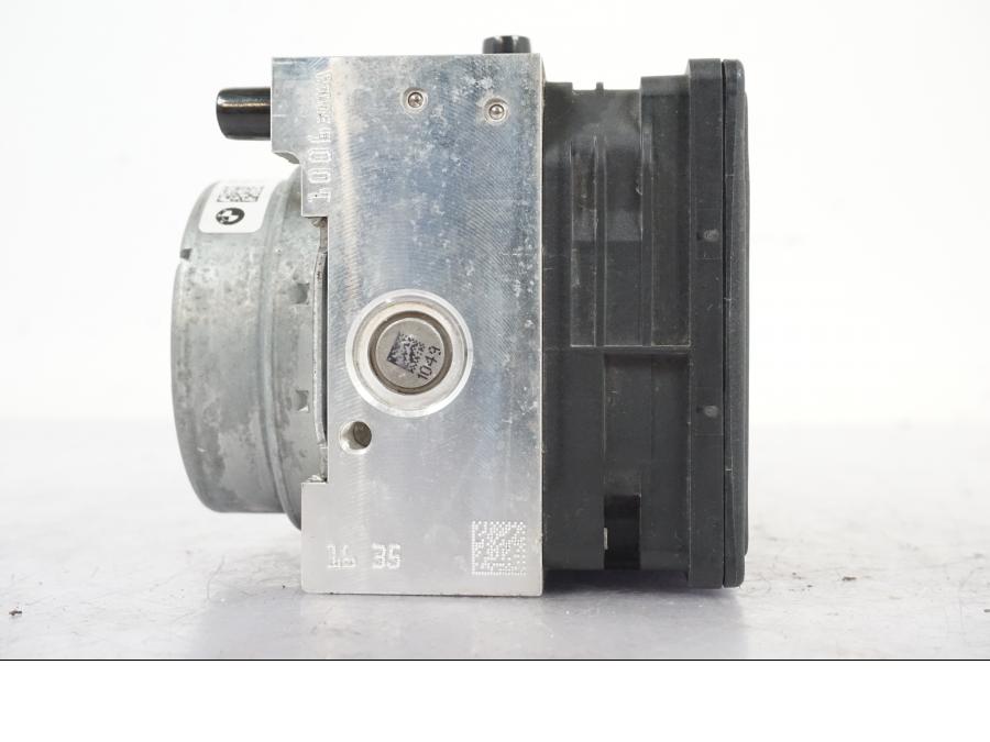 Snett uppifrån på ABS Modulator från en BMW R 1250 GS -2019 motorcykel.