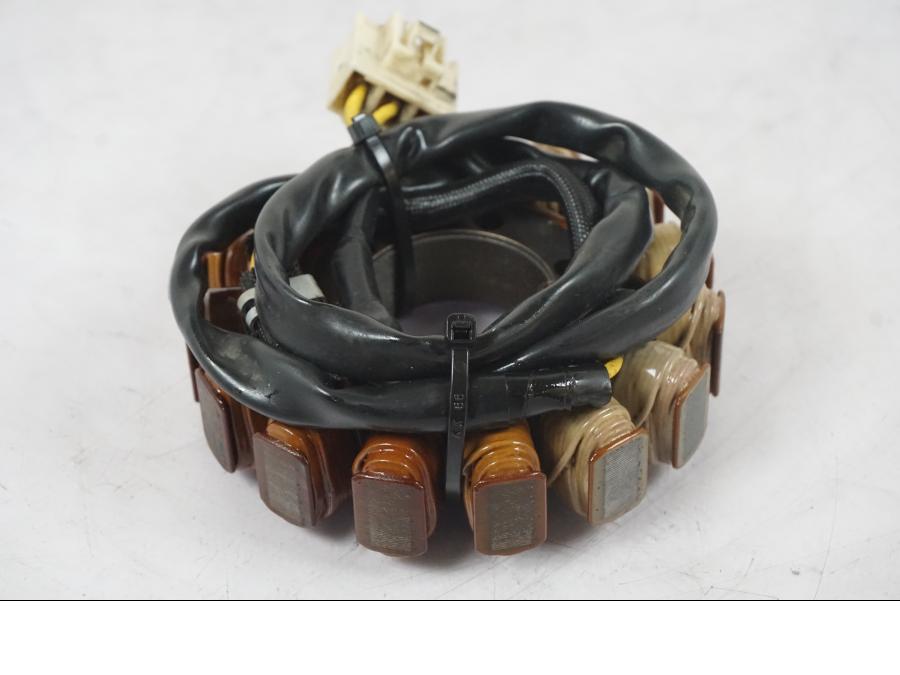 Höger sida på Generator från en Kawasaki ZZ-R 1400 -2009 motorcykel.