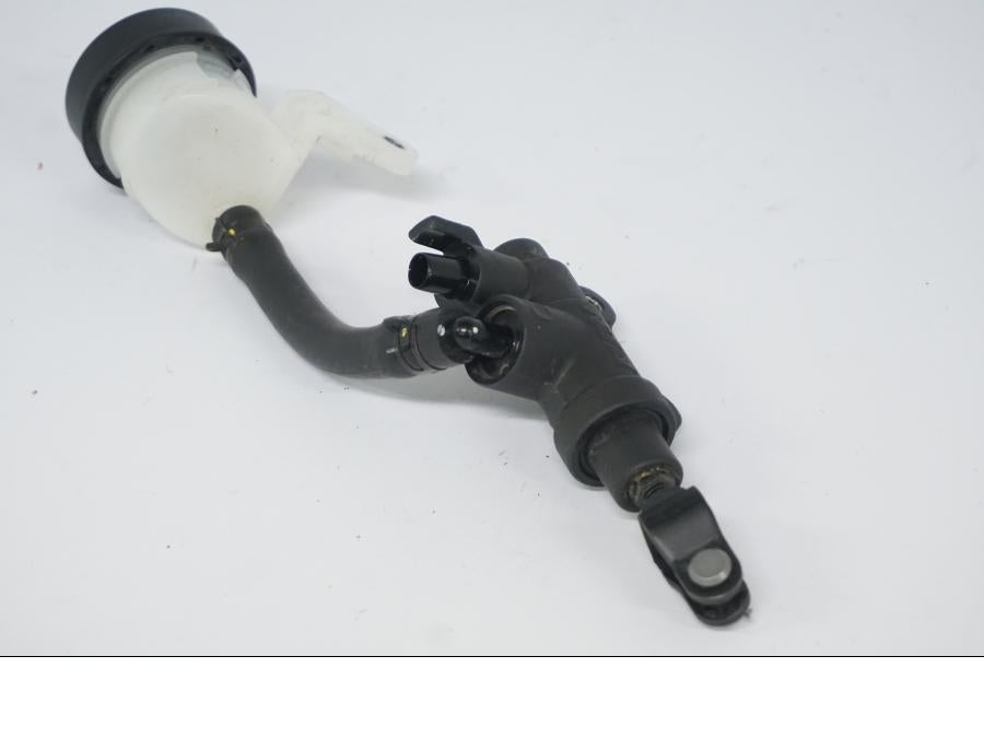 Snett nerifrån på Bromshuvudcylinder från en BMW R 1250 GS -2022 motorcykel.