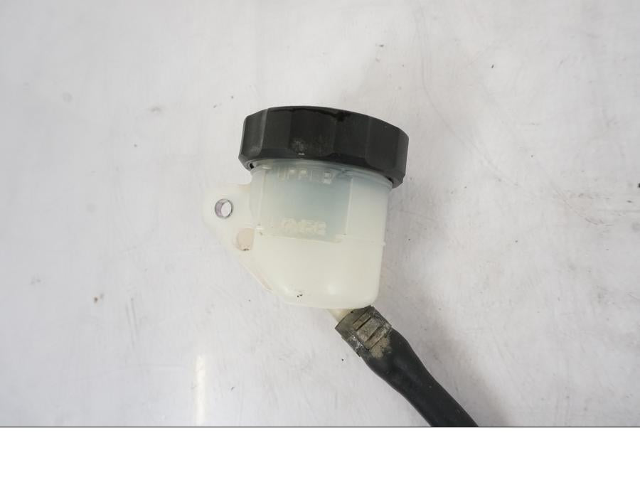 Snett nerifrån på Bromshuvudcylinder från en Honda VFR 1200 -2010 motorcykel.