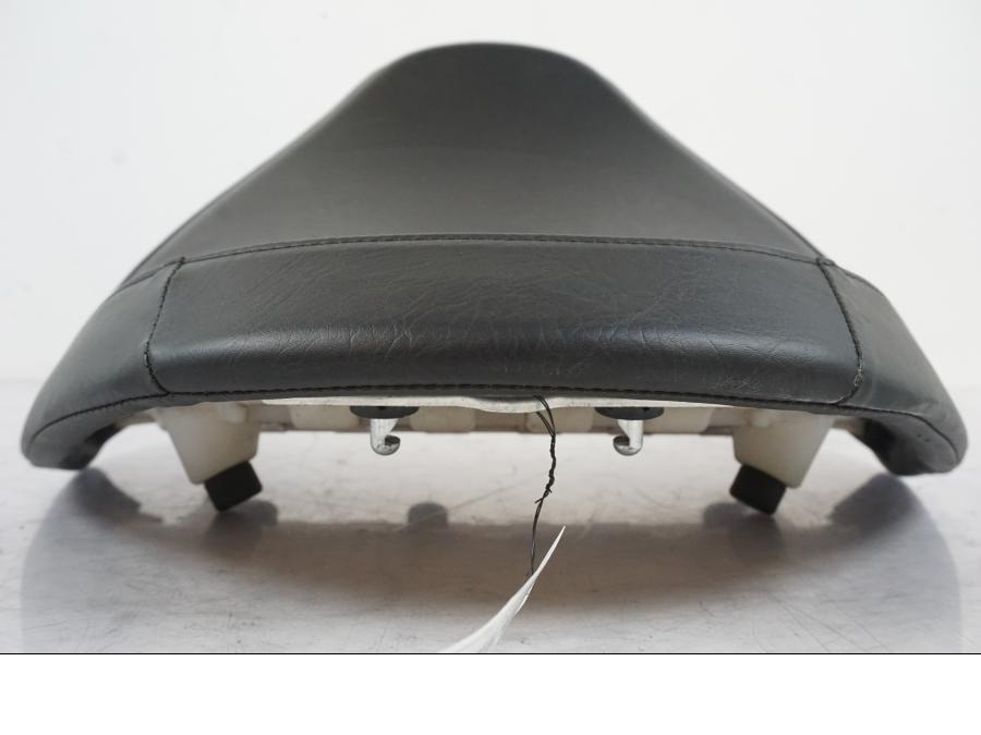 Höger sida på Sadel från en Suzuki VZR 1800 -2009 motorcykel.