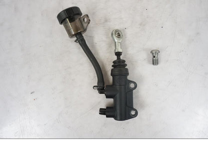 Framsidan på Bromshuvudcylinder från en KTM 1290 Super Duke R -2021 motorcykel.