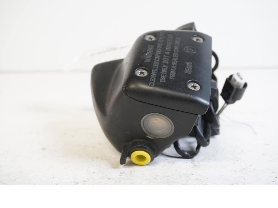 Baksidan på Bromshuvudcylinder från en BMW K 1200 LT -2004 motorcykel.