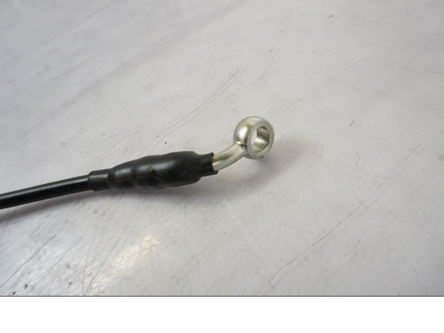 Vänster sida på Bromsledning från en H-D Softail Sport Glide FLSB -2022 motorcykel.