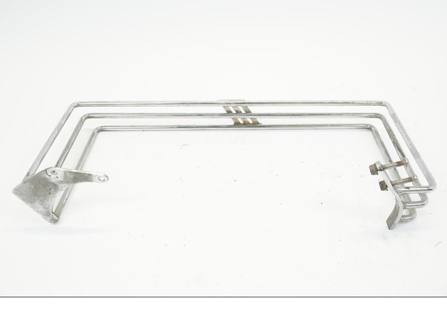 Snett nerifrån på Väskhållare från en Triumph Rocket III -2007 motorcykel.