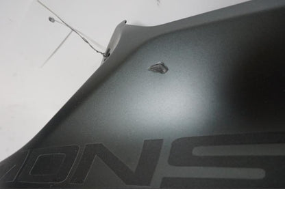 Höger sida på Tankkåpa från en Ducati Monster 937 -2021 motorcykel.