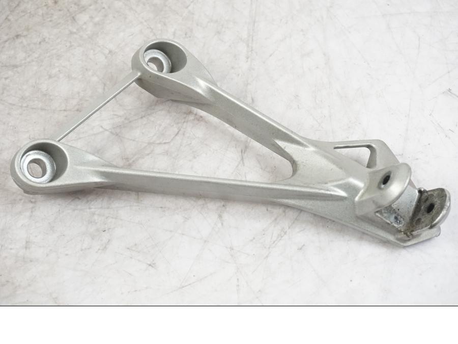 Framsidan på Fotpinnefäste från en Kawasaki ZX-6R -2006 motorcykel.