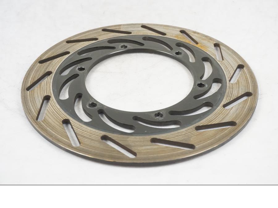 Baksidan på Bromsskiva från en Yamaha XVS 1100 -2004 motorcykel.