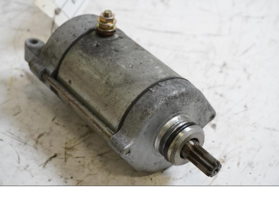 Framsidan på Startmotor från en Honda CBR 1100 XX -1998 motorcykel.