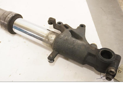 Vänster sida på Gaffelben från en Honda CBR 900 RR -2000 motorcykel.