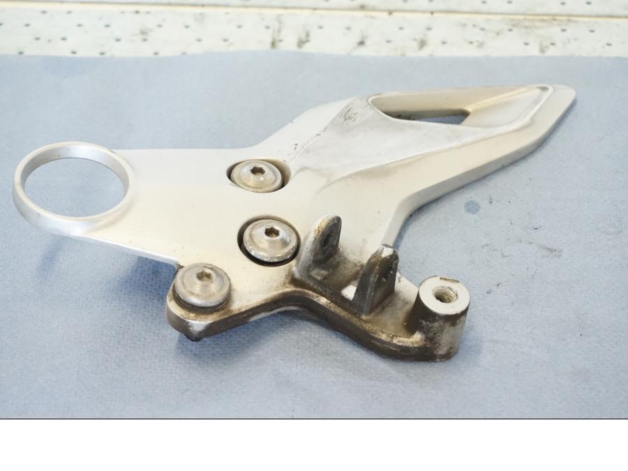 Höger sida på Fotpinnefäste från en Suzuki GSX 1300 BK -2008 motorcykel.