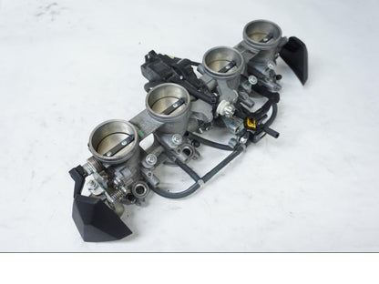 Framsidan på Spjällhus från en Kawasaki Z 800 -2013 motorcykel.