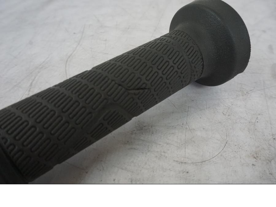 Vänster sida på Värmehandtag från en KTM 1290 Super Duke R -2021 motorcykel.