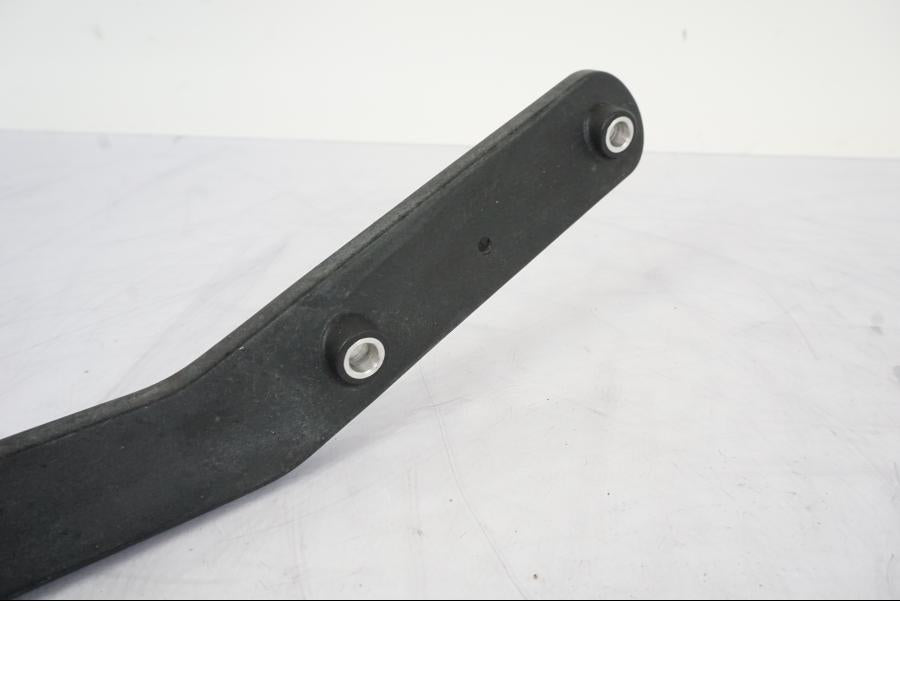 Snett uppifrån på Passagerarhandtag från en KTM 790 Duke -2019 motorcykel.