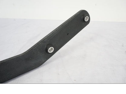 Snett uppifrån på Passagerarhandtag från en KTM 790 Duke -2019 motorcykel.