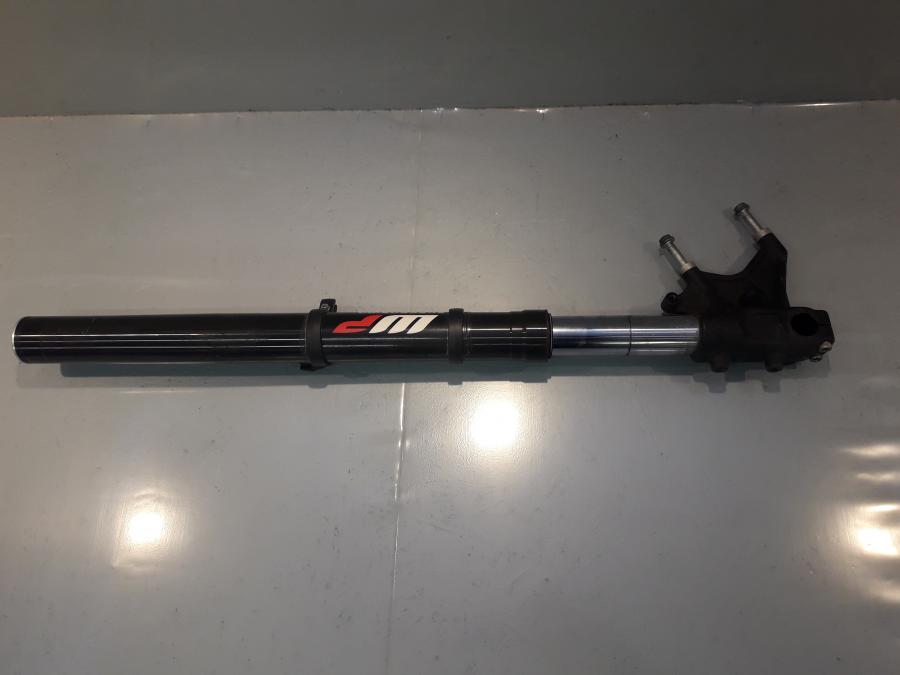 Framsidan på Gaffelben från en KTM 690 Duke -2015 motorcykel.