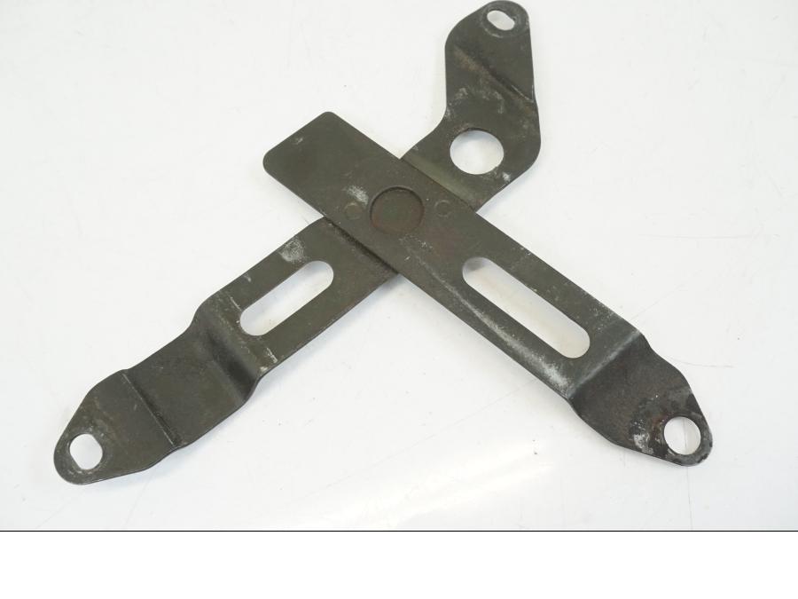 Snett uppifrån på Batterihållare från en Honda CB 750 -2002 motorcykel.