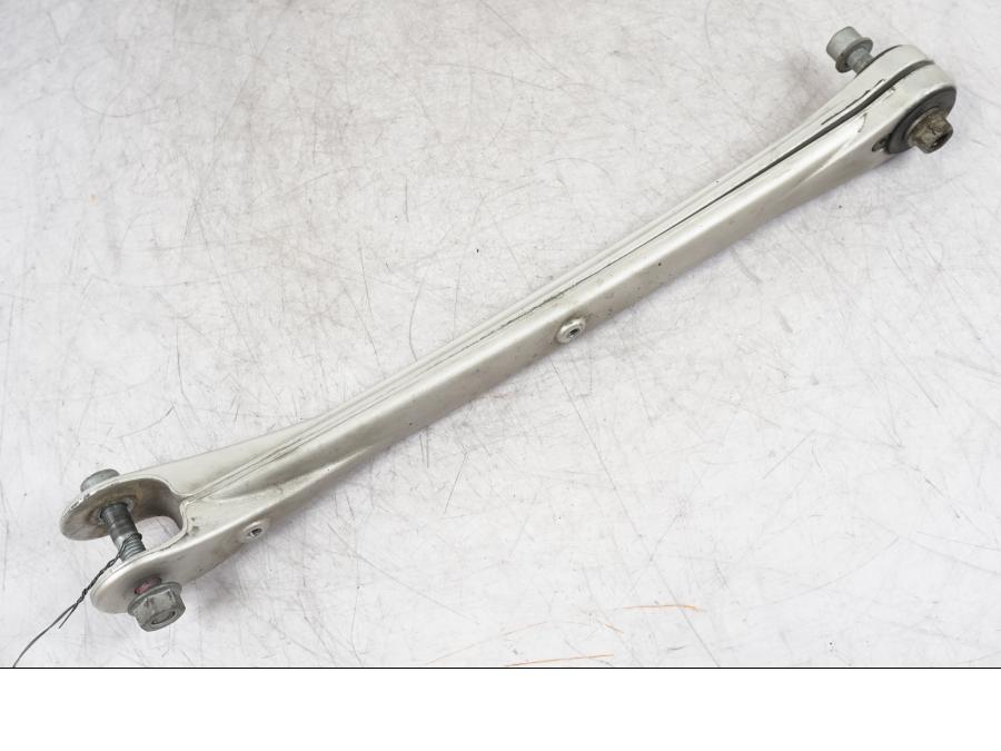 Baksidan på Parallellstag från en BMW R 1200 GS -2005 motorcykel.