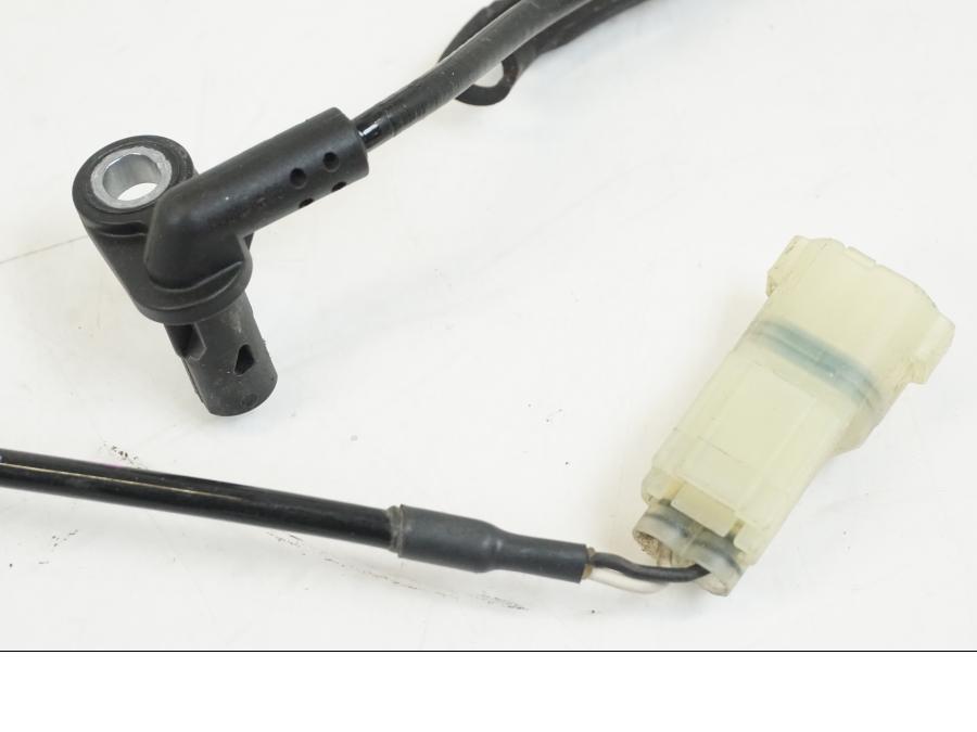 Baksidan på ABS givare från en Triumph Speed Triple -2021 motorcykel.