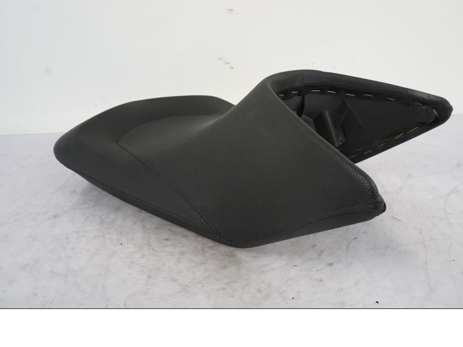 Framsidan på Sadel från en KTM 690 Duke -2014 motorcykel.