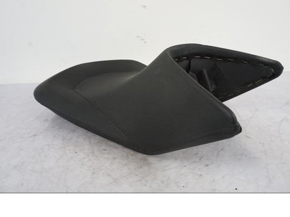 Framsidan på Sadel från en KTM 690 Duke -2014 motorcykel.