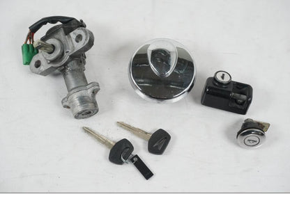 Framsidan på <p>Låssats från Suzuki VL 800 2004.</p>

<p>Tändningslås, tanklock, hjälmlås, lucklås och 2st nycklar.</p> motorcykel.