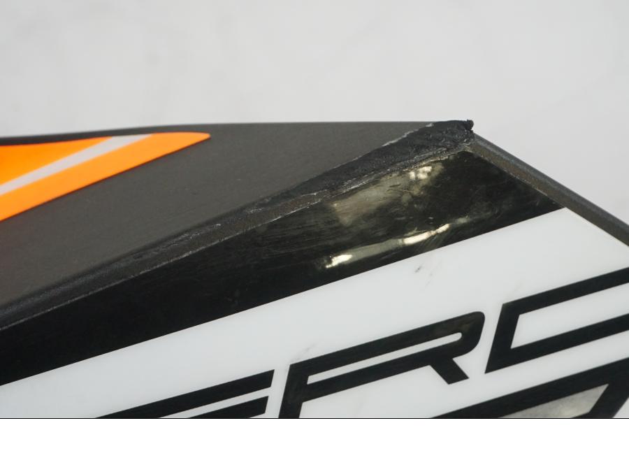 Höger sida på Kylarvinge från en KTM 1290 Super Duke R -2015 motorcykel.