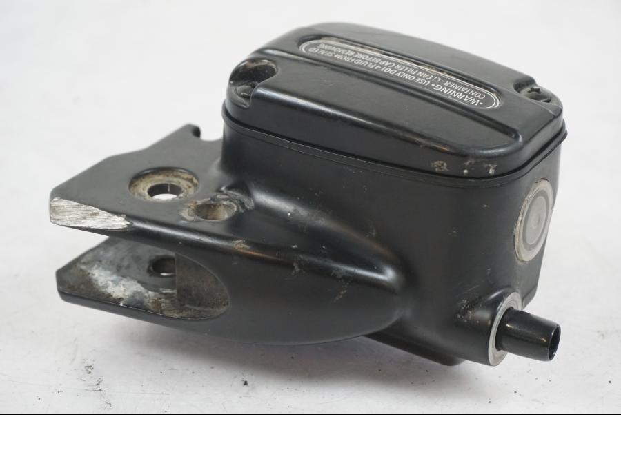 Framsidan på Bromshuvudcylinder från en H-D Street Glide FLHX -2012 motorcykel.