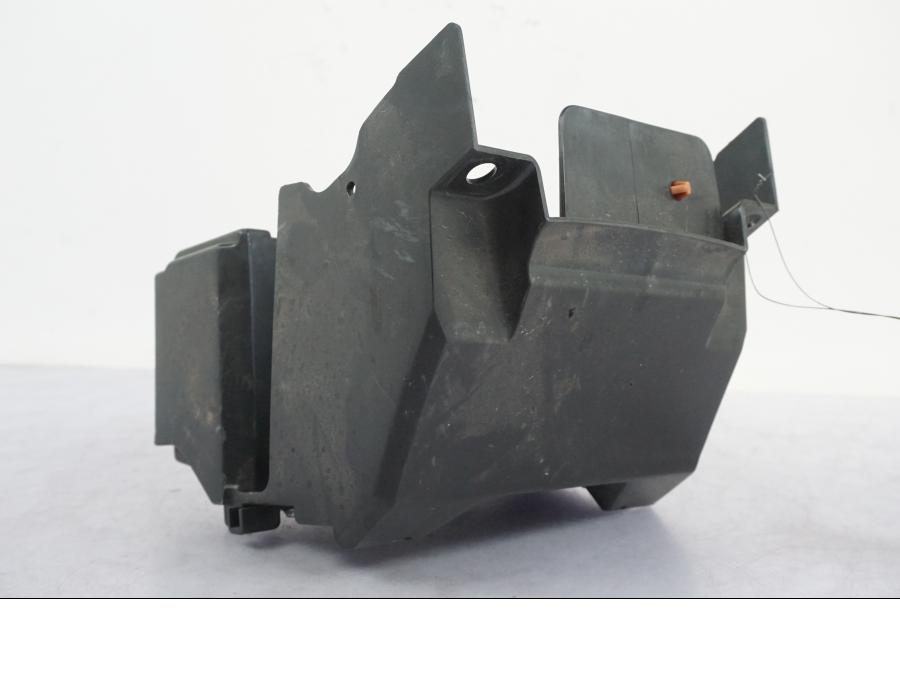 Baksidan på Batterihållare från en Kawasaki Z 900 -2019 motorcykel.