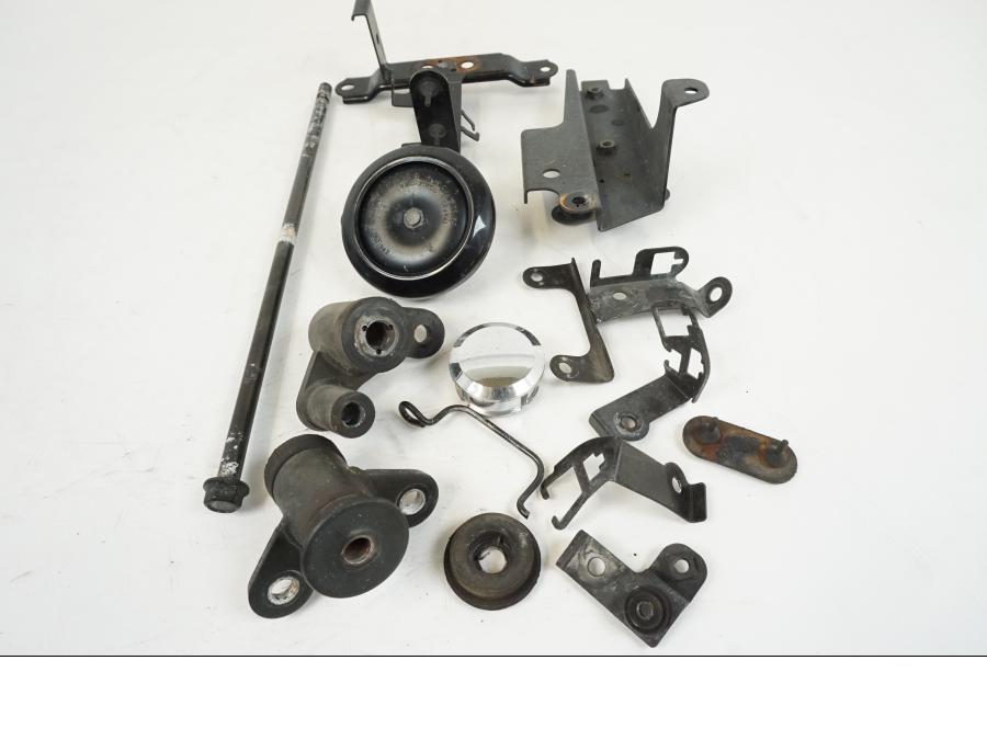 Vänster sida på Skruv / Mutter etc från en Kawasaki VN 1500 Mean Streak -2002 motorcykel.