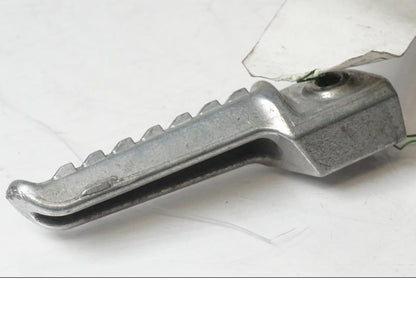 Snett nerifrån på Fotpinne från en Kawasaki ZZ-R 1400 -2007 motorcykel.