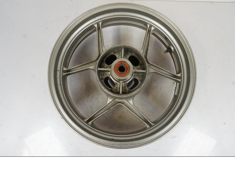 Baksidan på Fälg från en Kawasaki ER-6F -2010 motorcykel.