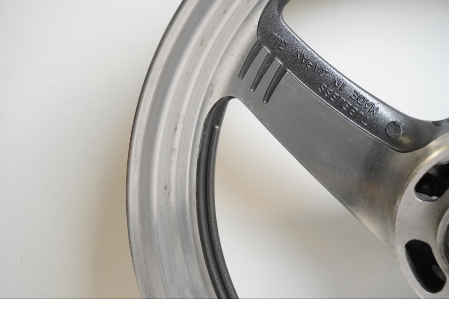 Snett nerifrån på Fälg från en Suzuki VZ 800 -2002 motorcykel.