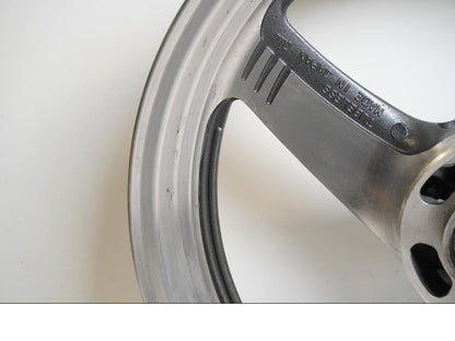 Snett nerifrån på Fälg från en Suzuki VZ 800 -2002 motorcykel.