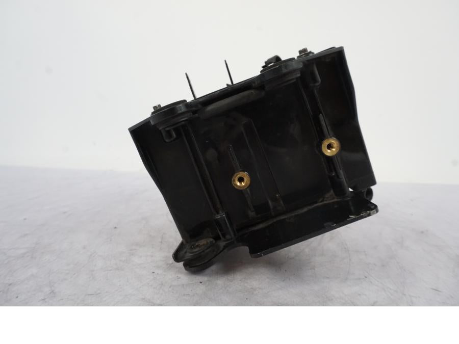 Vänster sida på Batterihållare från en KTM 990 Super Duke -2006 motorcykel.