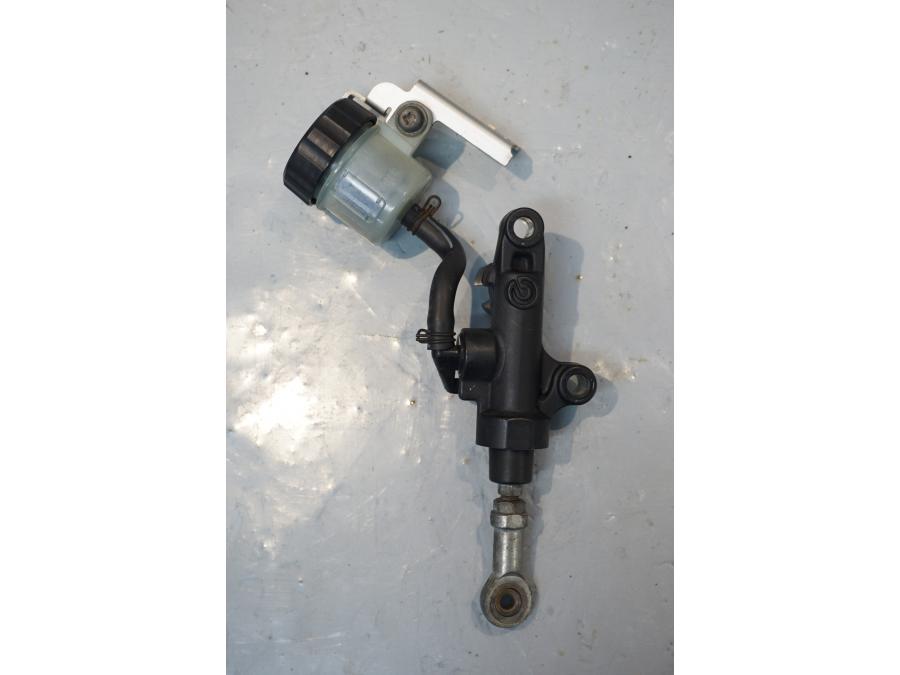 Framsidan på Bromshuvudcylinder från en Yamaha YZF 1000 R1 -2006 motorcykel.