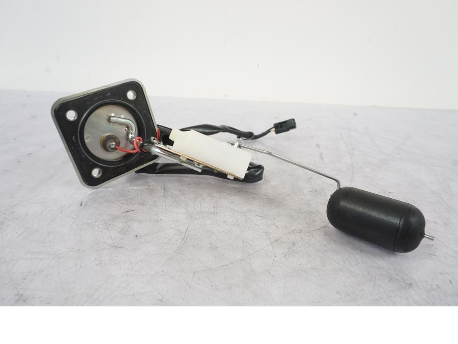 Baksidan på Bensintankgivare från en Kawasaki Z 800 -2014 motorcykel.