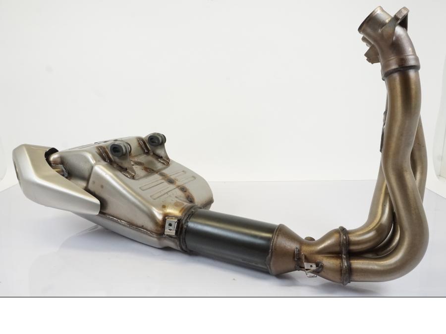 Framsidan på Avgassystem från en Triumph Trident -2021 motorcykel.