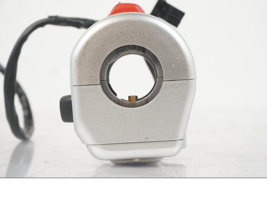 Extrabild3 på Styrelreglage från en Suzuki VZR 1800 -2009 motorcykel.