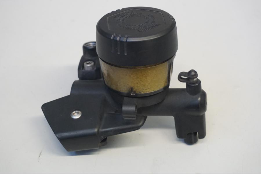 Baksidan på Bromshuvudcylinder från en BMW R 1200 GSA -2011 motorcykel.