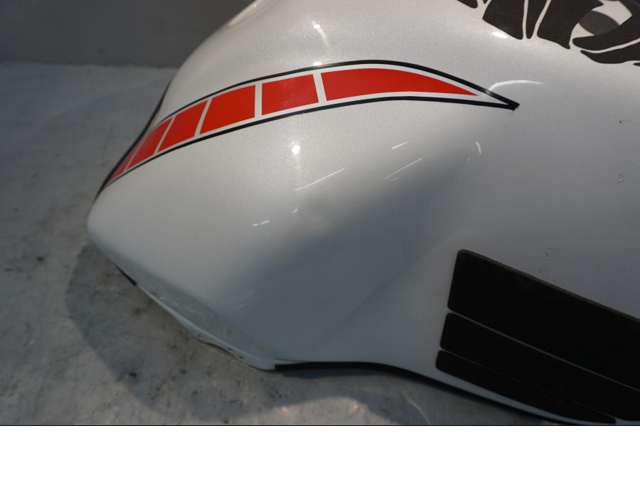 Snett uppifrån på Bensintank från en Yamaha XT 1200 Z -2011 motorcykel.