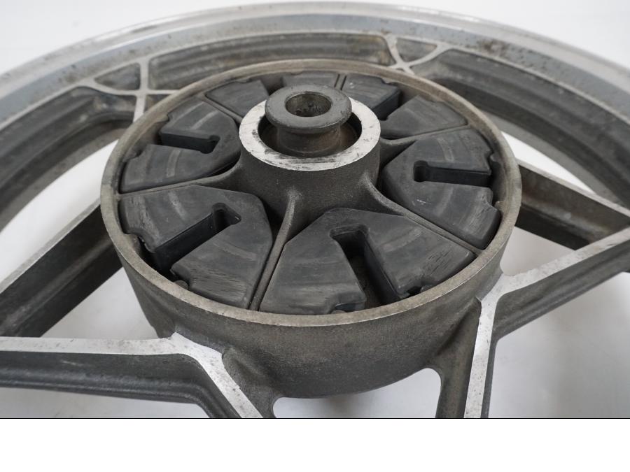 Baksidan på Fälg från en Suzuki GS 1000 -1978 motorcykel.